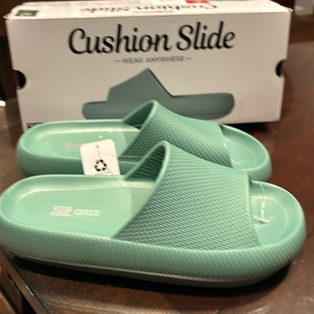 32 Degrees Cool Slides or Shower Shoes size 8-8.5